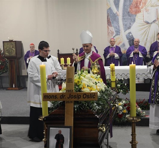 Slavljena misa zadušnica i sprovodni obredi za preminulog mons. Josipa Oslića